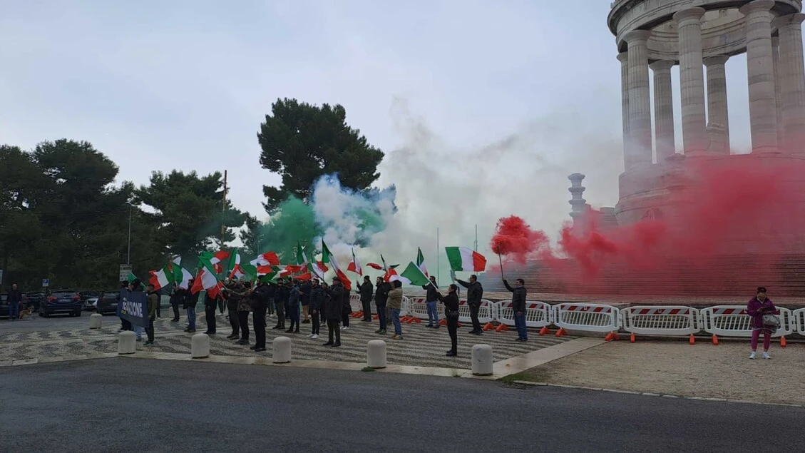 Presidio per le remigrazione ad Ancona, tricolori e fumogeni