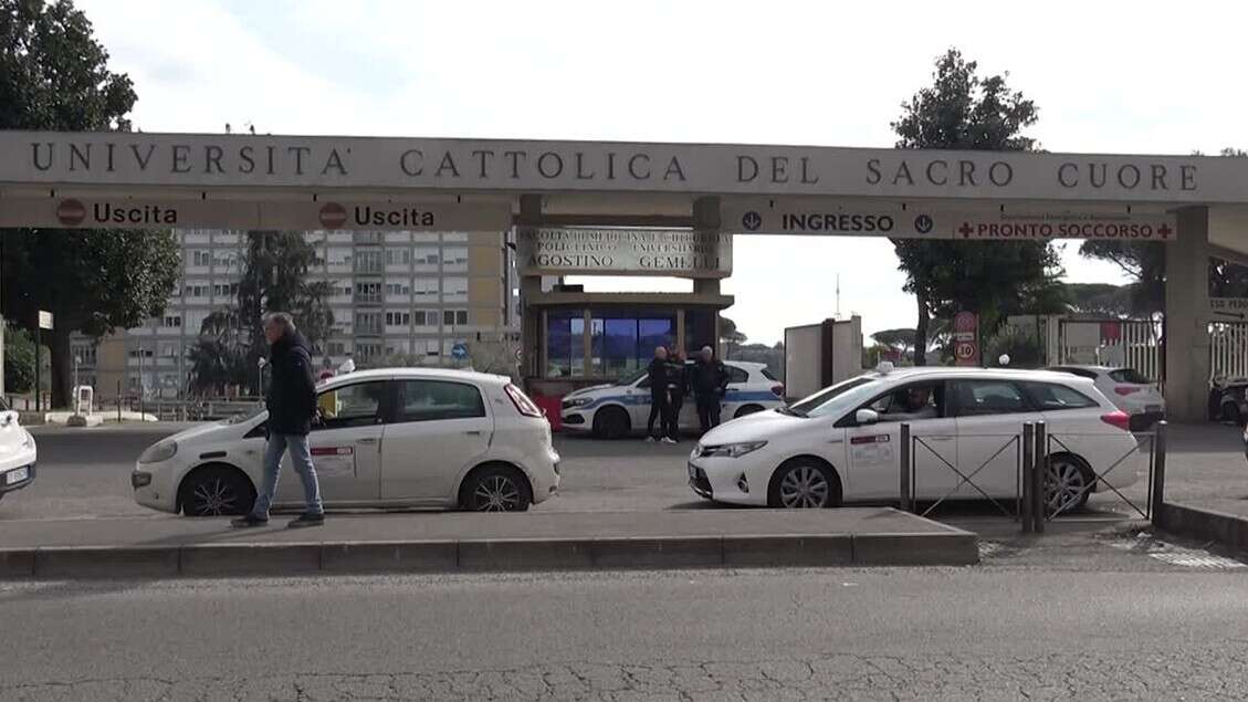 Papa, centinaia di fedeli nel piazzale del Gemelli