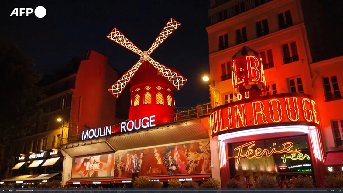 Parigi, show in strada per il ripristino delle pale del Moulin Rouge