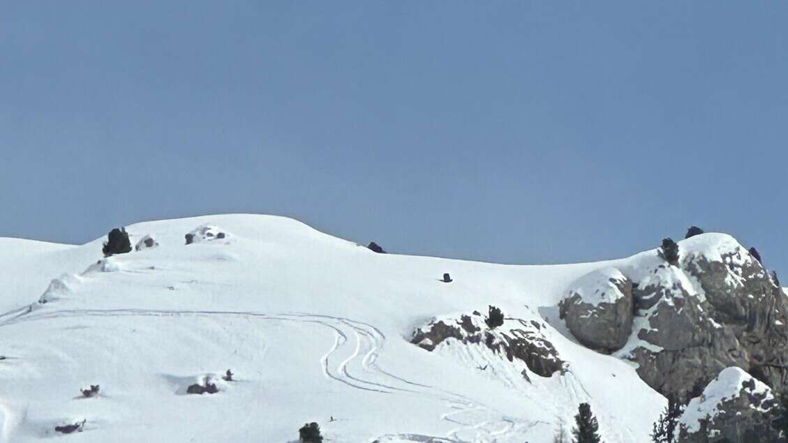 Valanga travolge due snowboarder a Canazei, giovani salvi