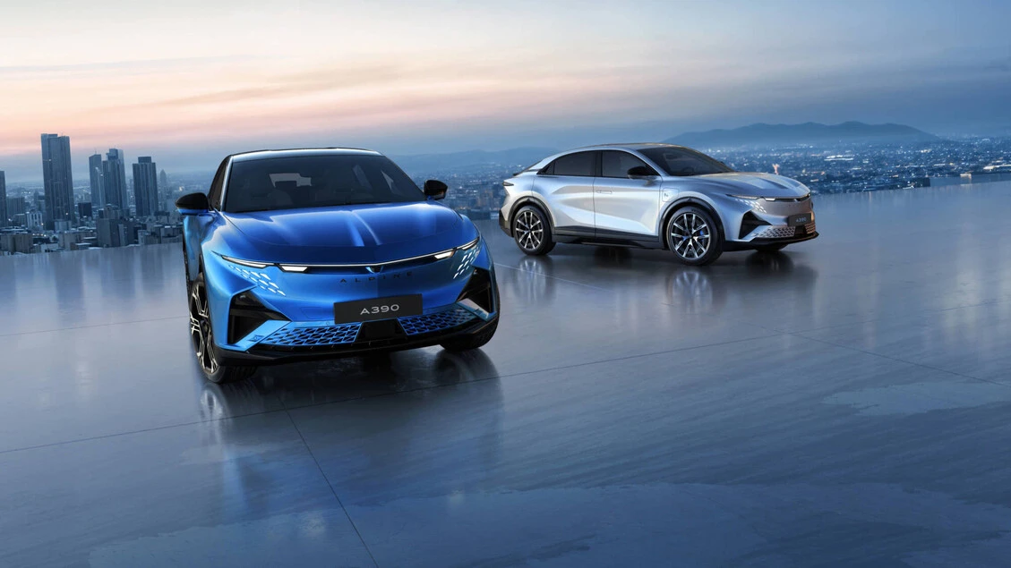 Alpine A390 è una sportiva che indossa l'abito da sera