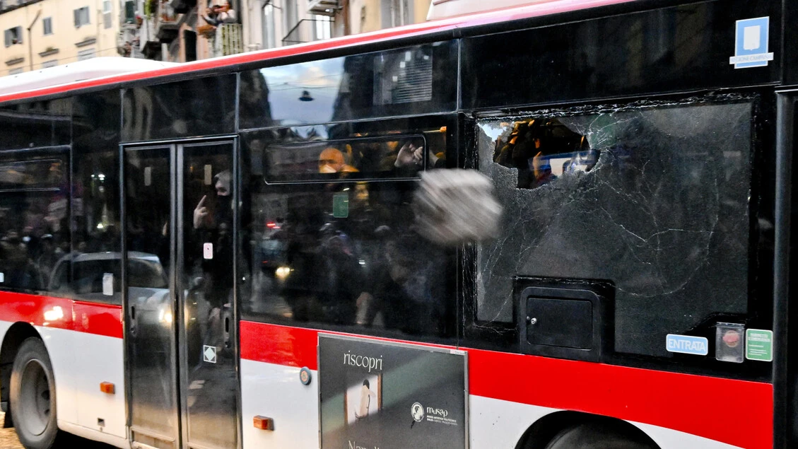 A Napoli 253 bus elettrici entro giugno 2026