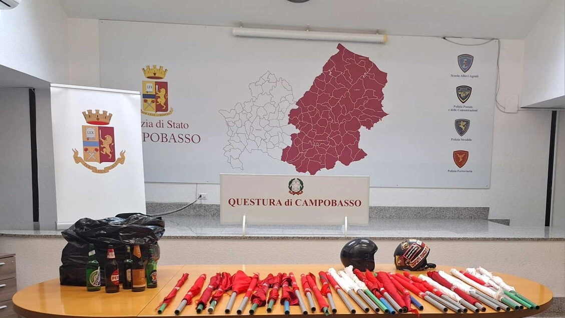 Bastoni, caschi e bottiglie sequestrati ai tifosi del Rimini
