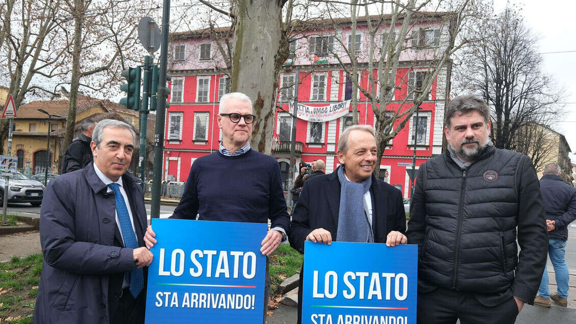 Gasparri e Zangrillo a Torino, contestazioni all'Askatasuna