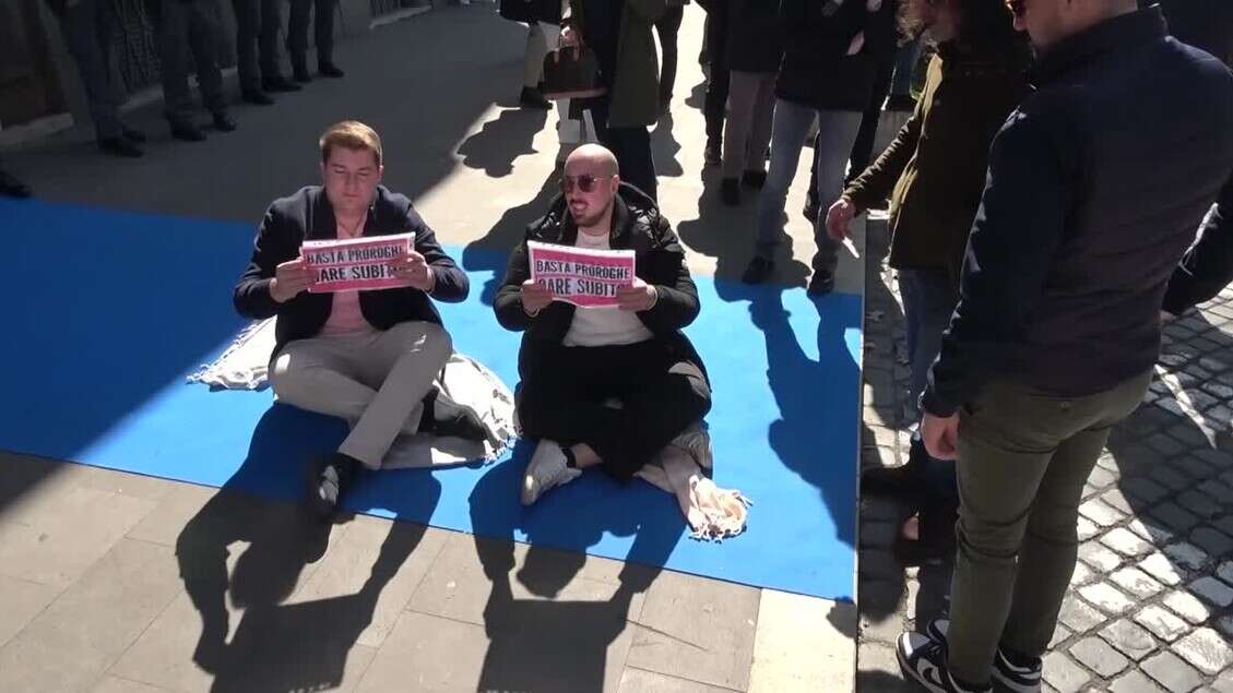 Tensione al sit in dei Balneari con il radicale Hallisey e Grieco