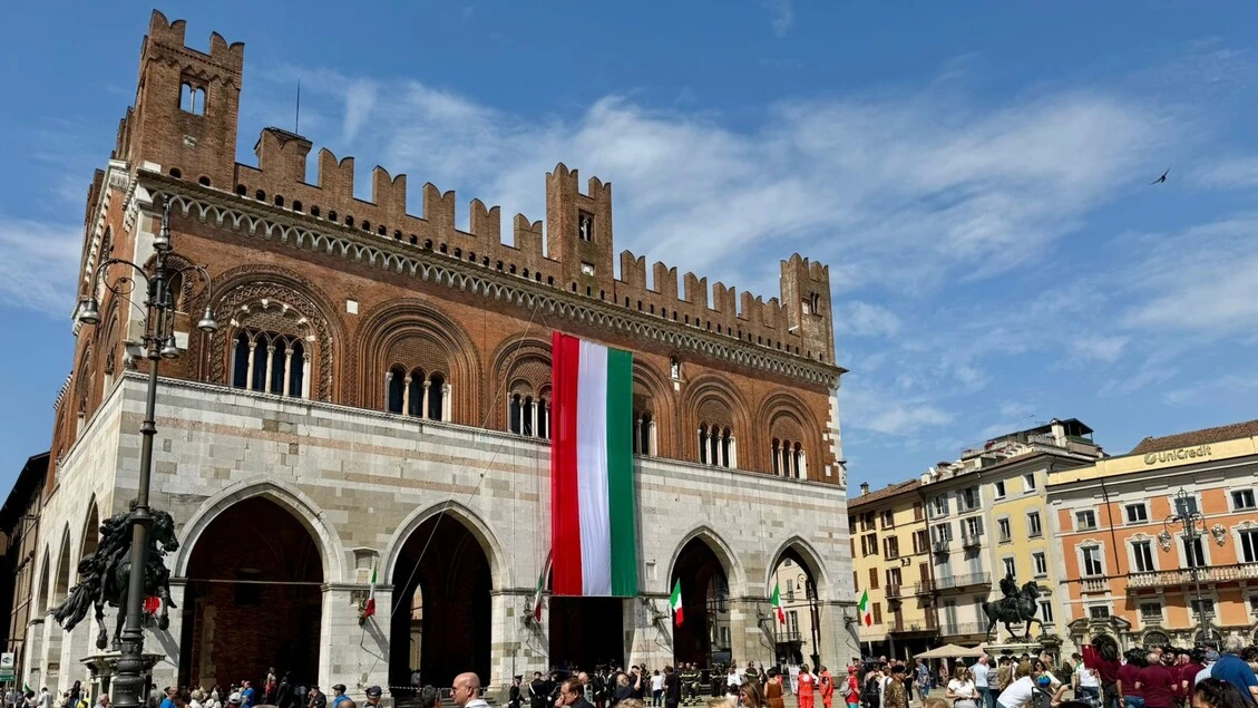 2 giugno: a Piacenza bandierone tricolore issato alla rovescia
