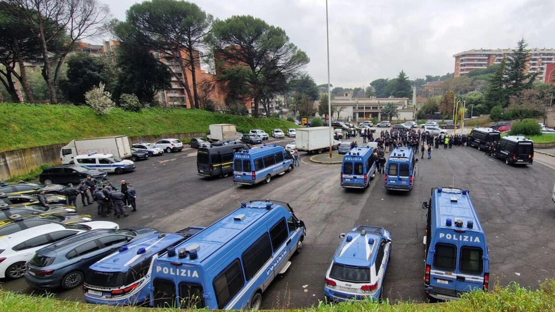 Roma, una troupe di 'Fuori dal coro' aggredita al Quarticciolo