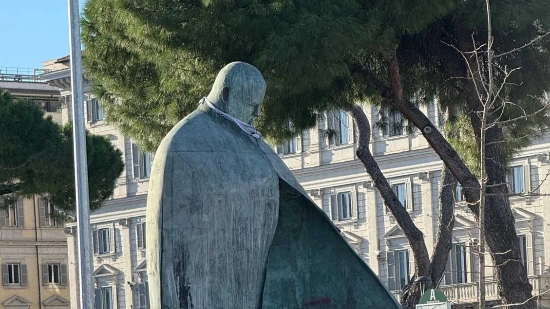 Tajani, senza parole per profanazione statua di Papa Wojtyla