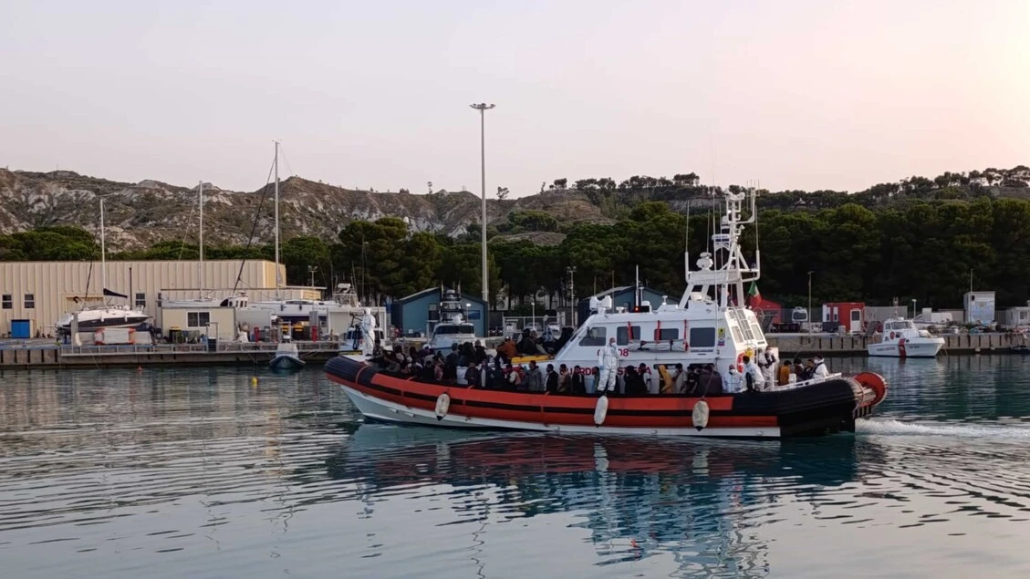 Guardia costiera porta in salvo 278 migranti, molti i minori