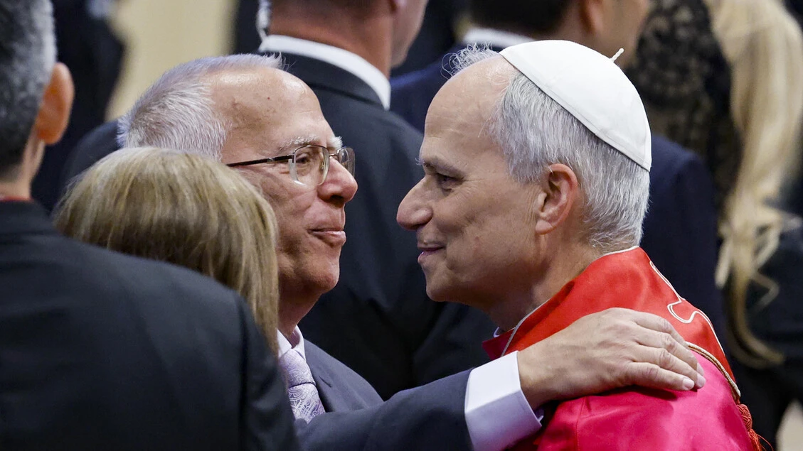Il Papa rompe il protocollo, abbraccio con il fratello Louis