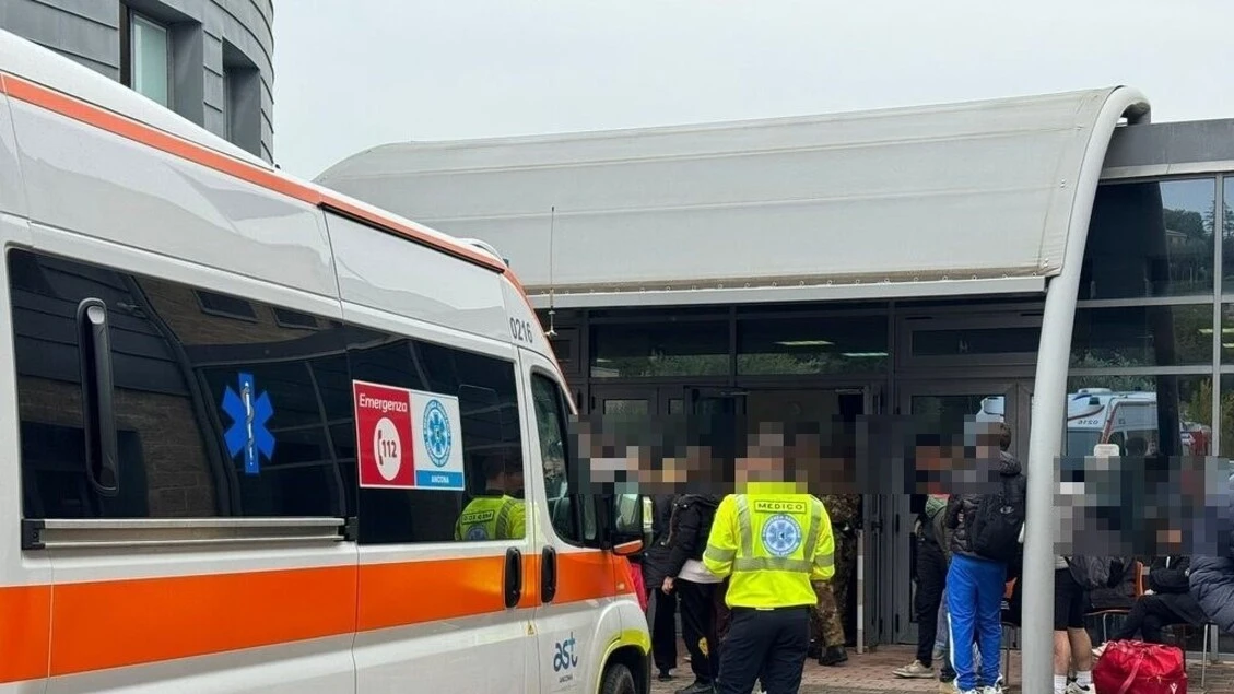 Panico spruzzi spray peperoncino, scuola evacuata,20 intossicati