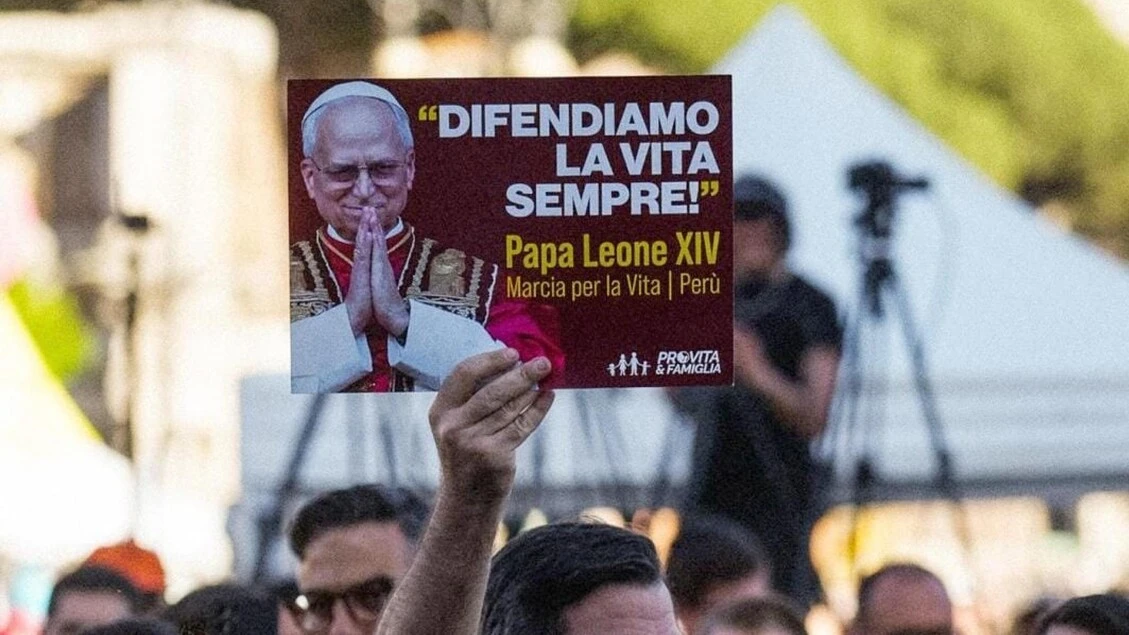 I pro vita in piazza, 'Papa Leone XIV è uno di noi'. Contestazione delle femministe