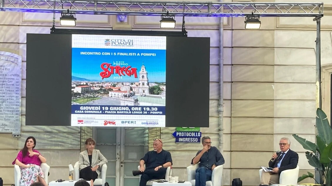 Tour Premio Strega a Pompei, le 'parole' in piazza con studenti