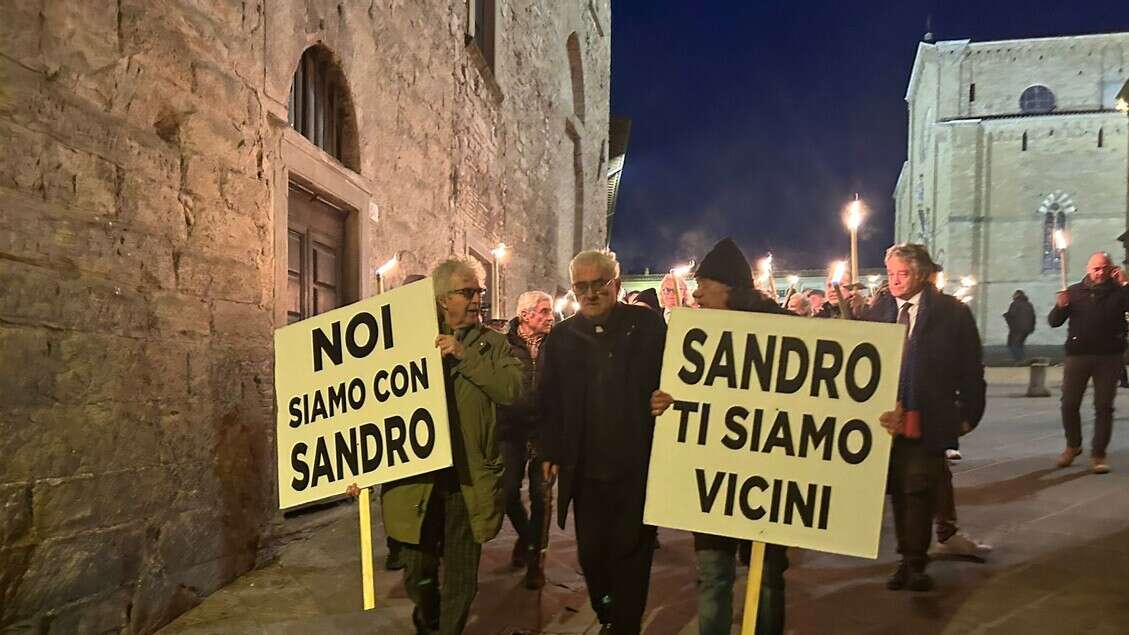 Uccise vicino che gli demoliva casa, fiaccolata a sostegno