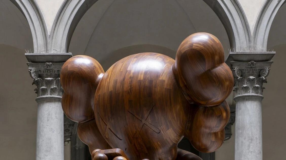 Kaws rilegge l'Annunciazione, arcangelo e Maria con smartphone