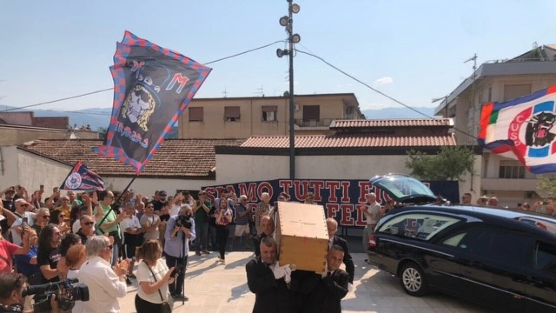 L'ultimo saluto a padre Fedele tra cori e sciarpe rossoblu