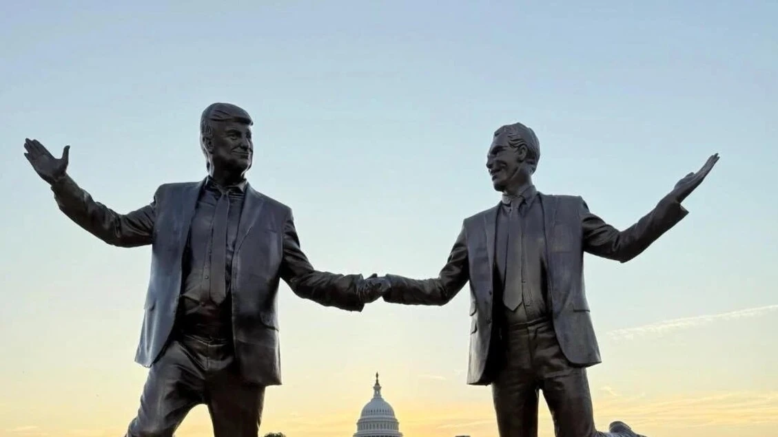 Rimossa anzitempo la statua di Trump e Epstein sul Mall