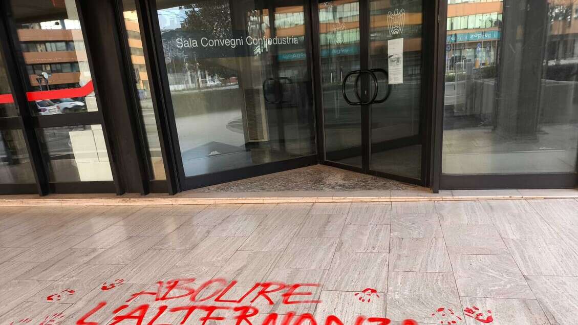 Confindustria Bari-Bat, 'studenti imbrattano sede con spray'