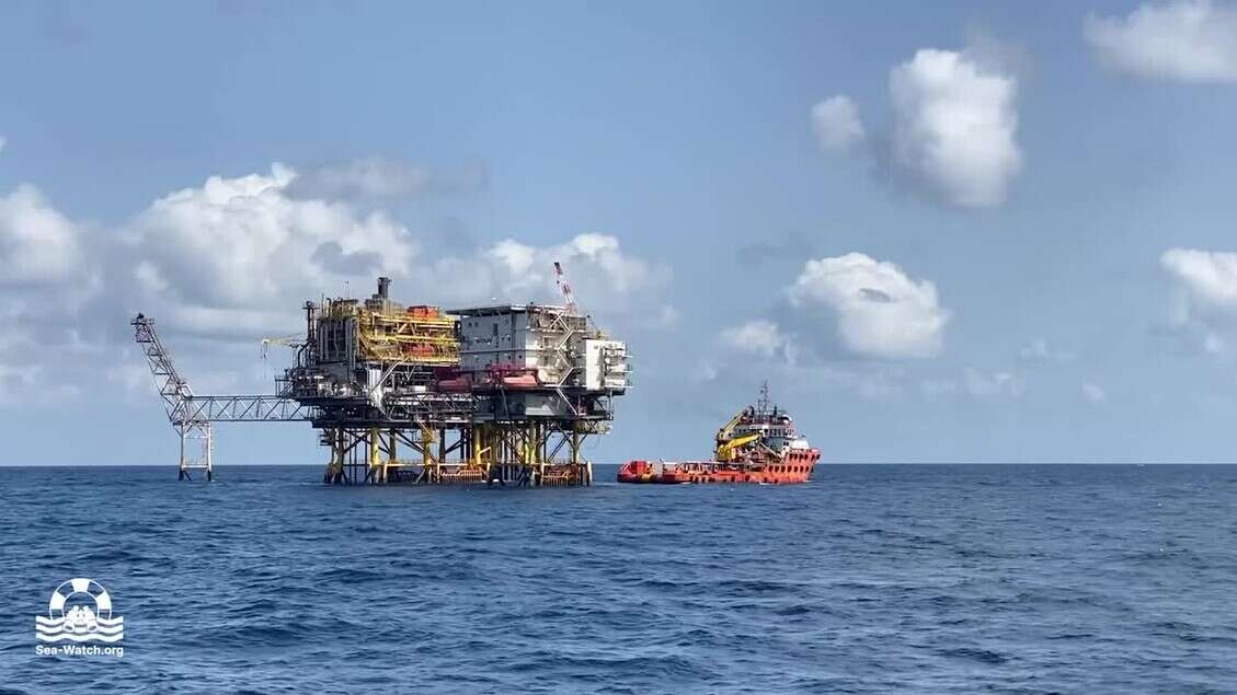 Sea Watch soccorre i 32 naufraghi che erano su una piattaforma petrolifera