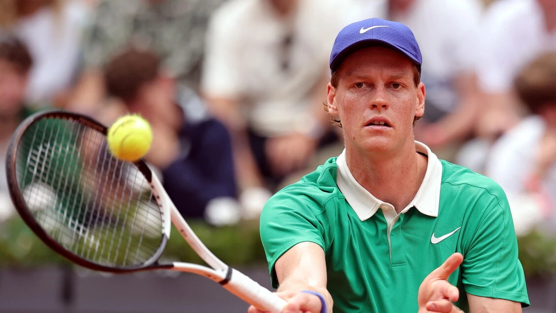 Roland Garros: Sinner celebra in campo con Rublev un anno da n.1