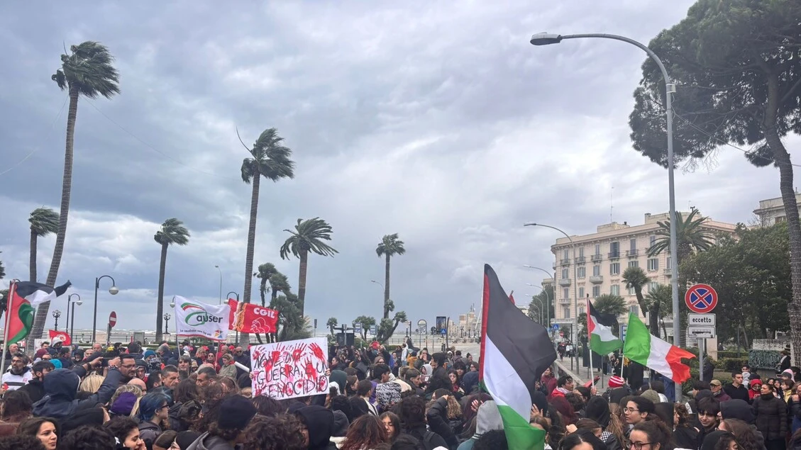 Fra cori e bandiere, in migliaia in piazza a Bari per Gaza