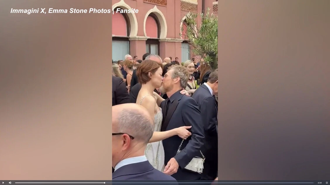 Venezia, bacio sulla bocca fra Willem Dafoe ed Emma Stone