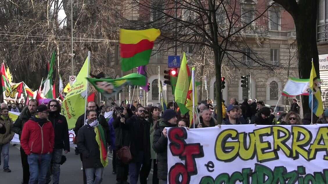 Milano, alla manifestazione per Ocalan contestazioni contro la Rai