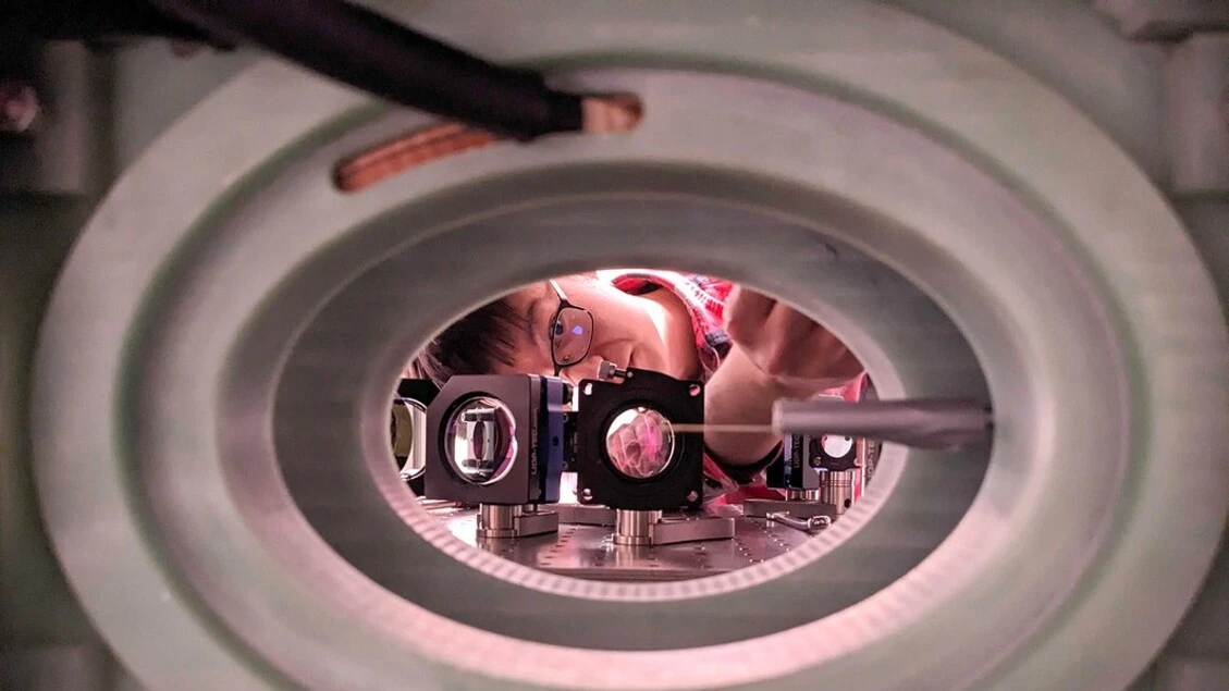Una trappola per 6.000 atomi avvicina i computer quantistici VIDEO