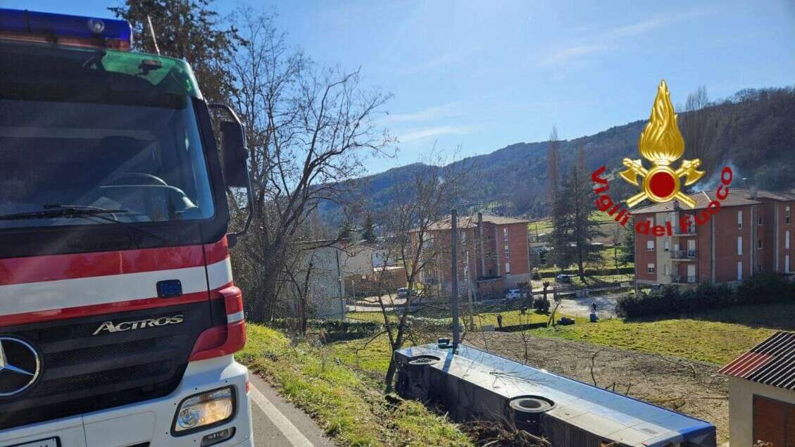 Autobus di linea si ribalta vicino Perugia, passeggeri salvi