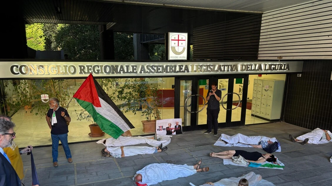 Flash mob per Gaza davanti al consiglio regionale ligure