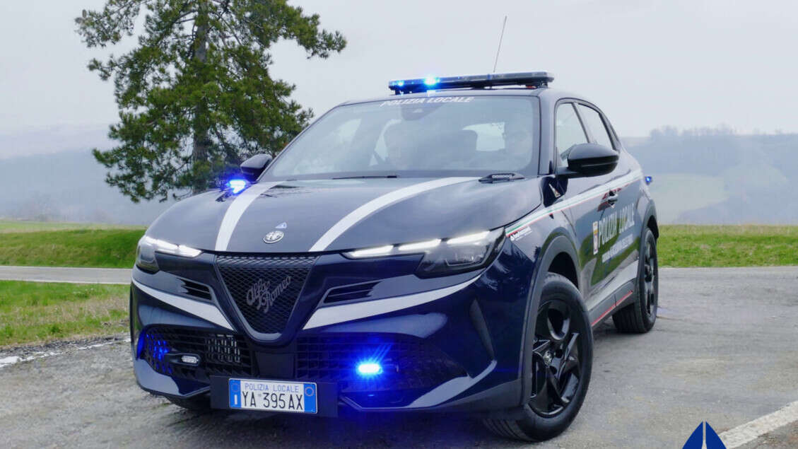 Alfa Romeo Junior veste l'uniforme della Polizia Locale