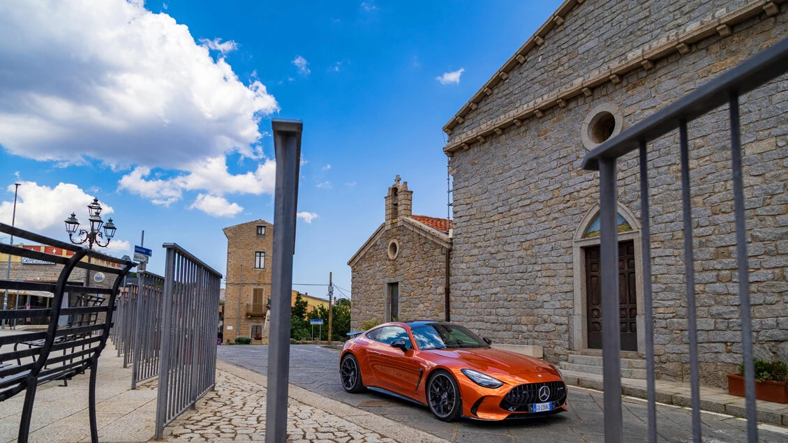 Mercedes-AMG GT in Costa Smeralda tra lusso e prestazioni al top