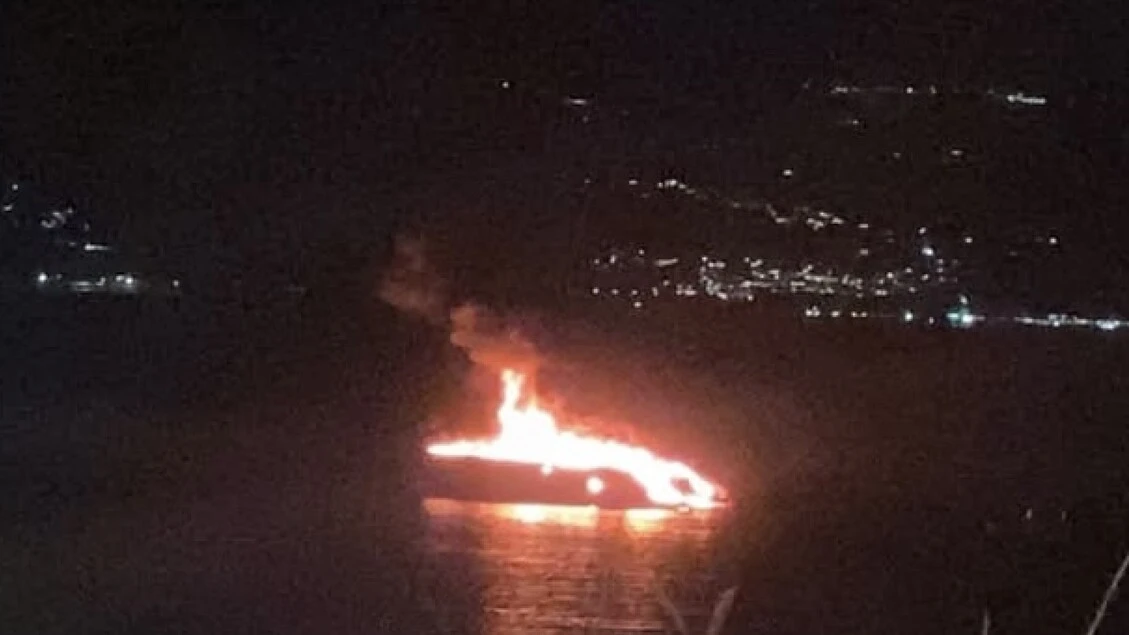 Incendio distrugge yacht di 24 metri nelle acque di Sapri