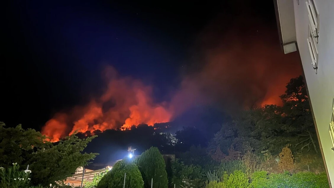 Fiamme e paura nella notte, evacuate abitazioni nel Foggiano