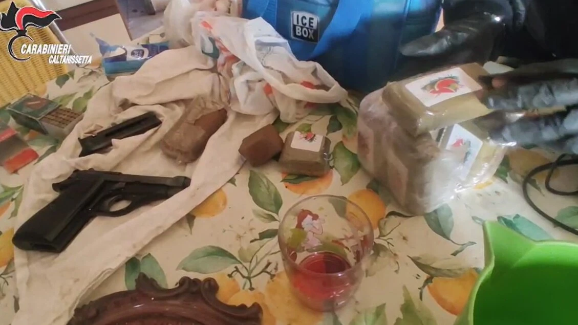 Mafia e droga, telefonini nelle carceri coi droni, 15 arresti
