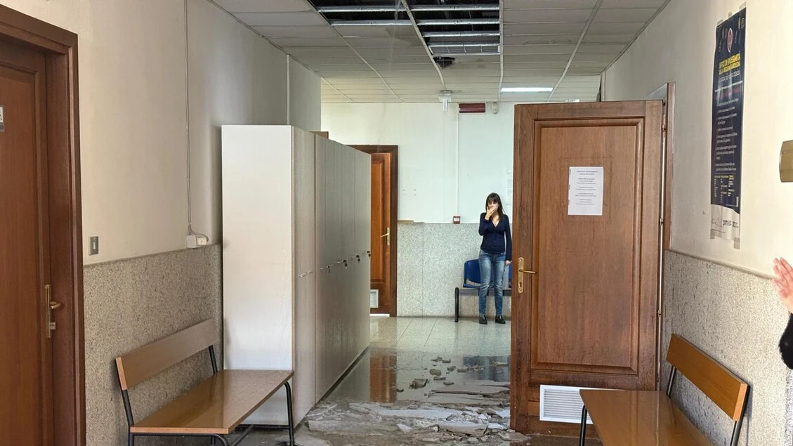Crolla controsoffitto tribunale di Tempio, evacuato l'edificio