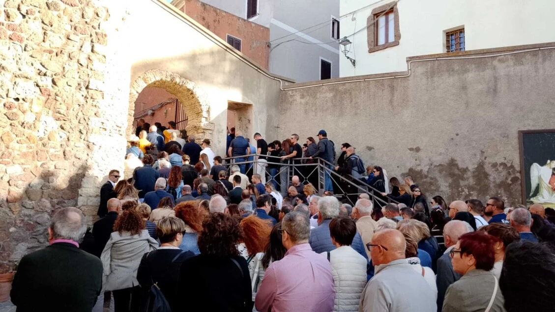 Folla commossa e dolore per l'ultimo saluto a Cinzia Pinna