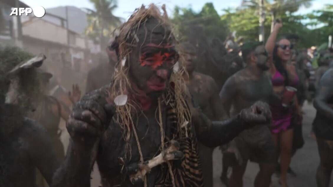 Nessuna maschera, solo fango: ecco il carnevale di Paraty in Brasile