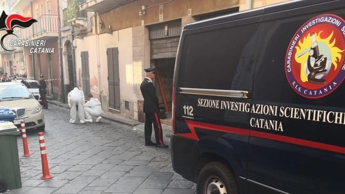Butta figlia dal balcone, gip convalida arresto della madre