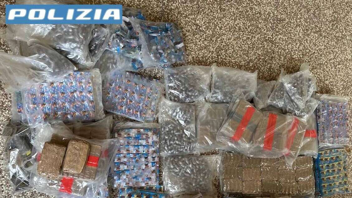 Speronano auto Polizia, con loro 240 chili di hashish, presi