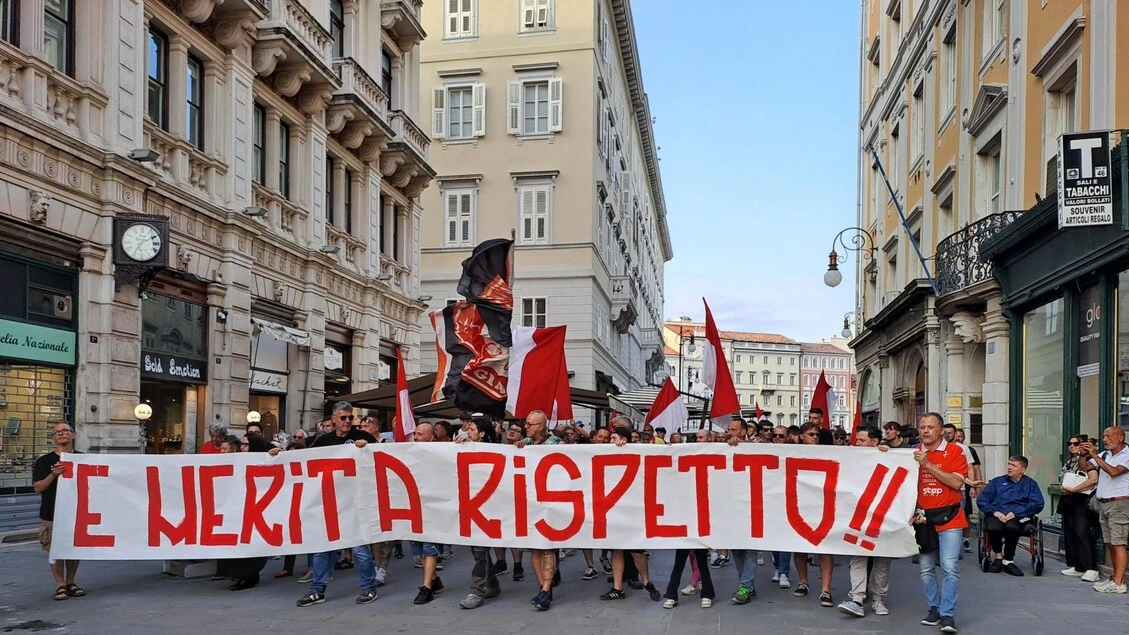 Tifosi Triestina manifestano contro rischio fallimento