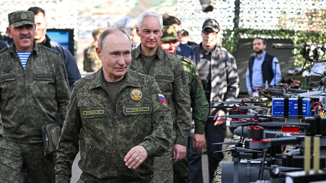 Putin ha osservato le esercitazioni in uniforme militare