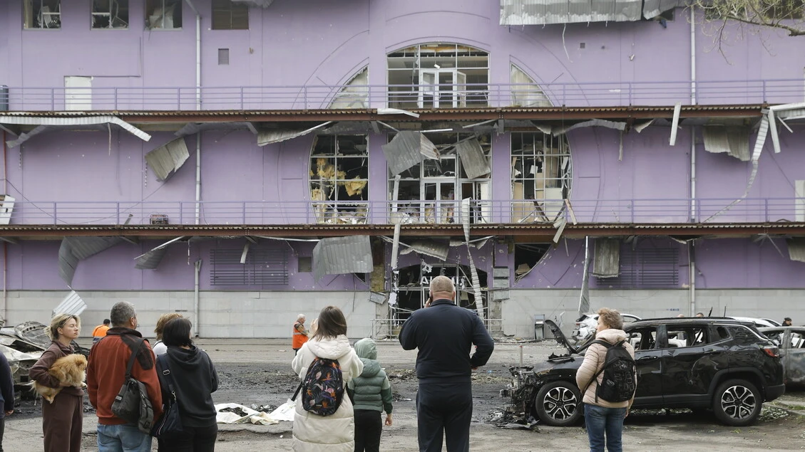 Kiev, bombe russe sull'Ucraina nonostante la tregua di Putin. Un morto per raid a Suny