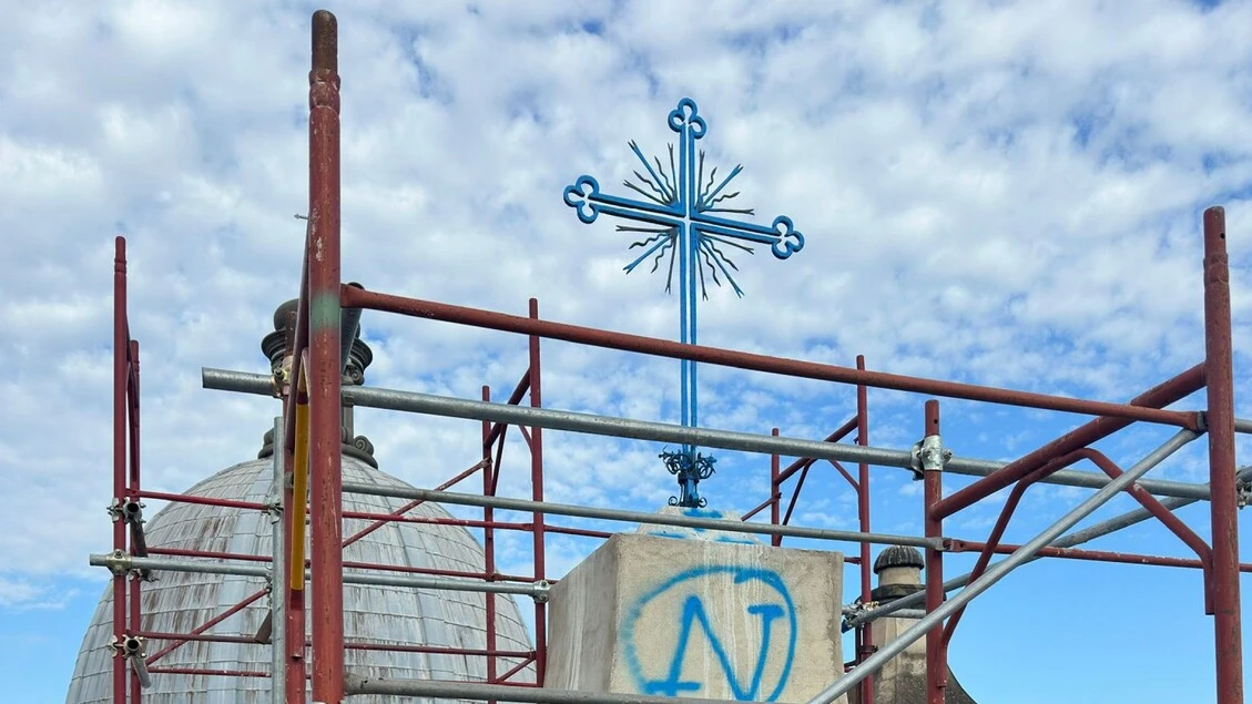 Lascia una grande 'N' azzurra su parete chiesa a Napoli