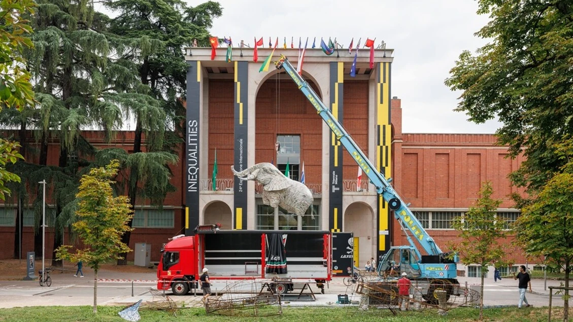 Dopo la balenottera vandalizzata, alla Triennale un elefante