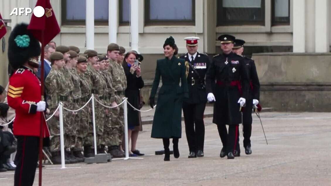 Londra, la principessa Kate visita i soldati delle Irish Guards