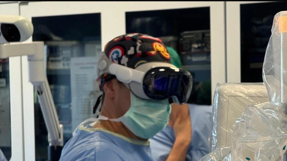 Interventi vertebrali, un visore multiscreen aiuta il chirurgo in sala
