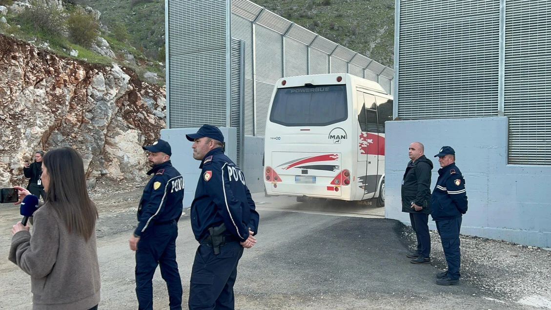I giudici: 'Se un migrante chiede asilo, via dal Cpr in Albania'