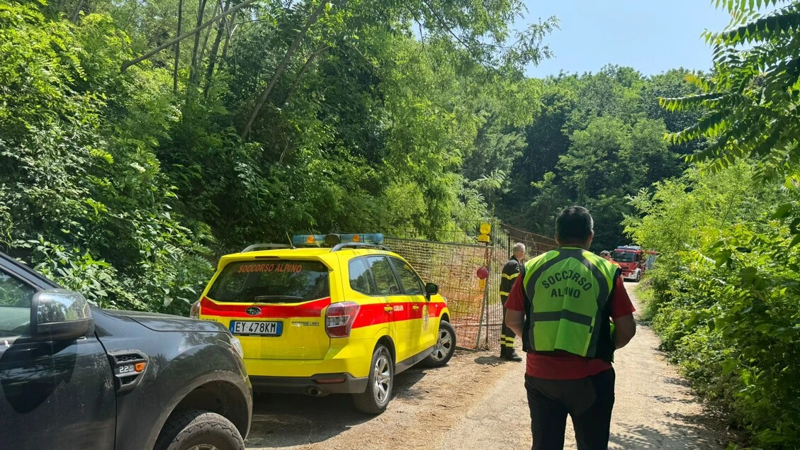 A 10 anni tenta di rianimare il papà ma l'uomo muore