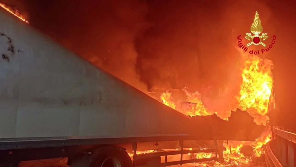Camion in fiamme in A1, chiuso raccordo Direttissima in nord
